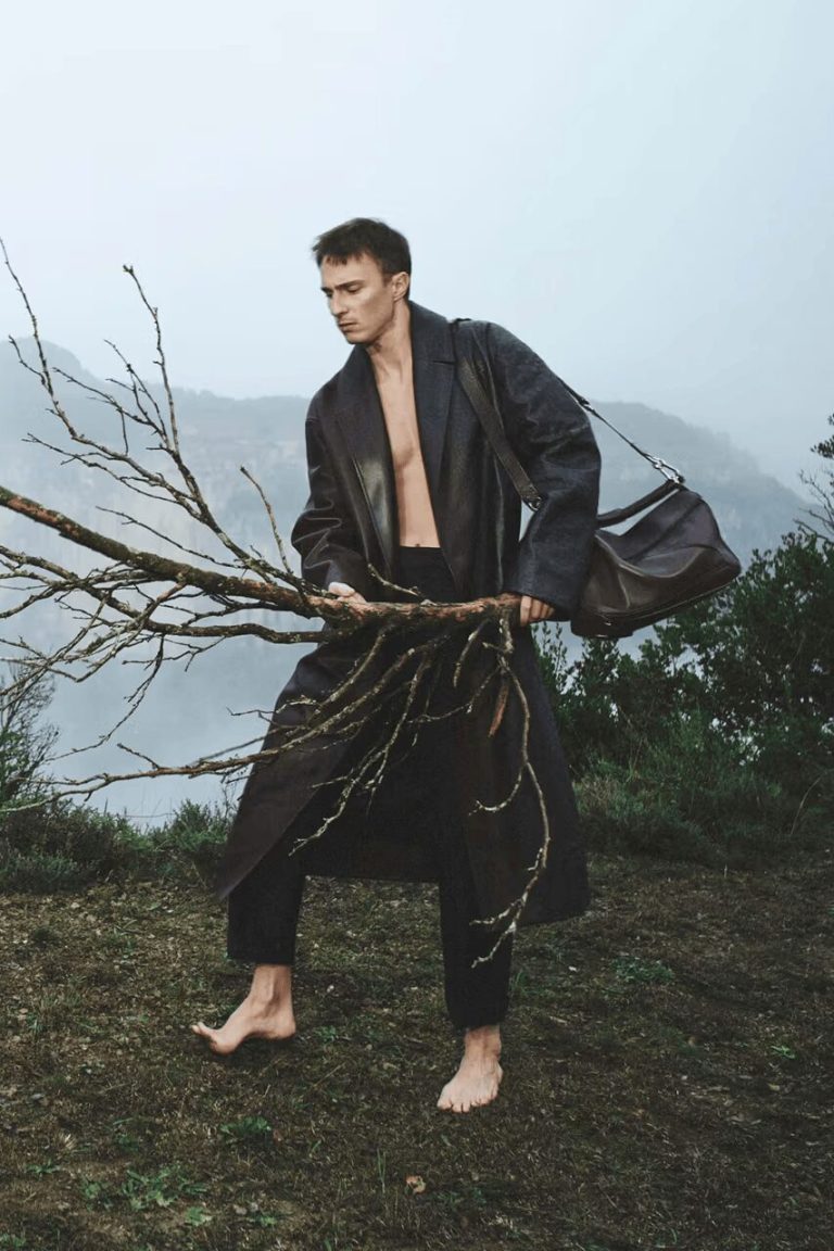 LOEWE’s SS25 Campaign Features Starkey, Russell, Yibo LOEWE's SS25 Campaign Features Starkey, Russell, Yibo