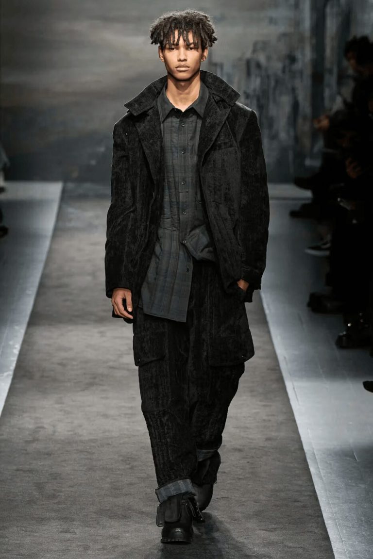 Yohji Yamamoto FW25 Combines Elegance and Practicality Yohji Yamamoto FW25 Combines Elegance and Practicality