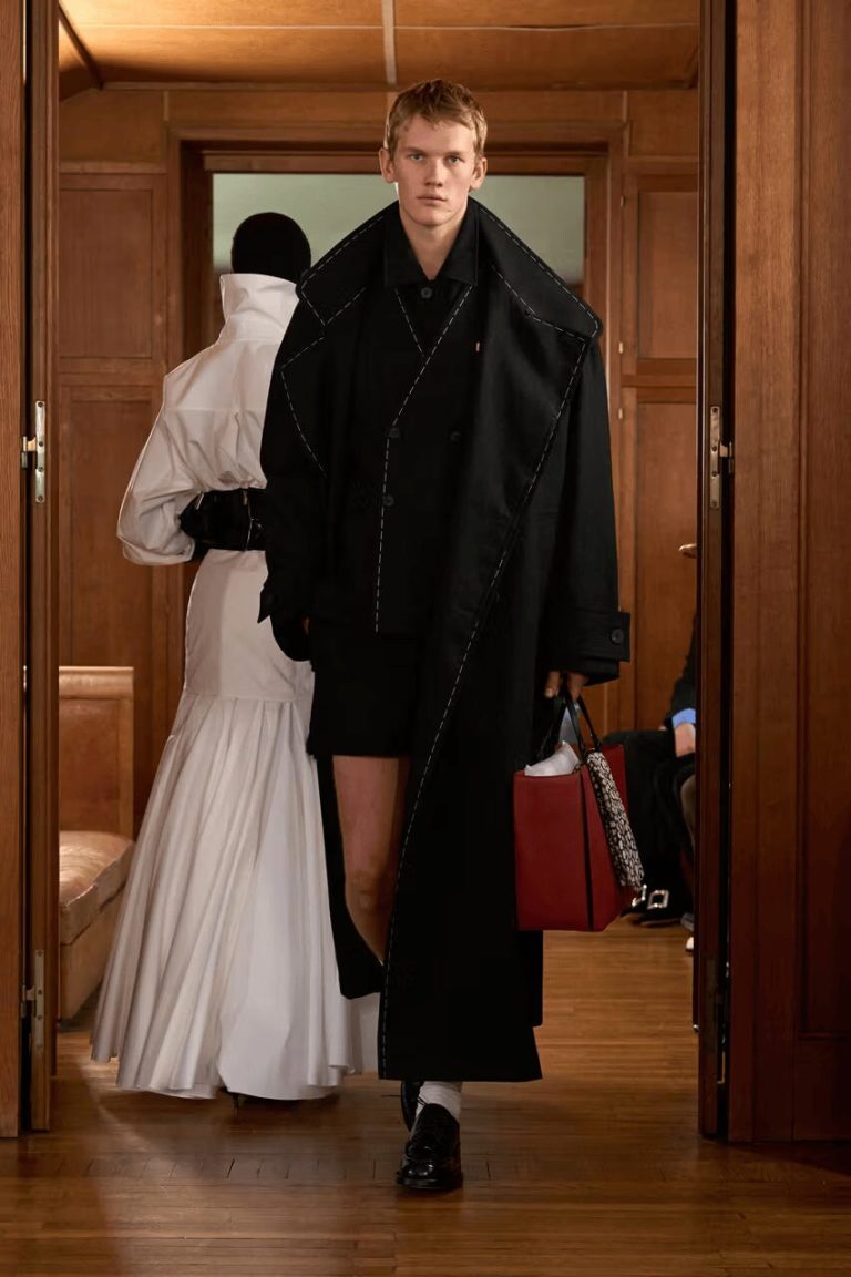 Jacquemus Spring 2025: Stripped-Back Elegance Jacquemus Spring 2025: Stripped-Back Elegance