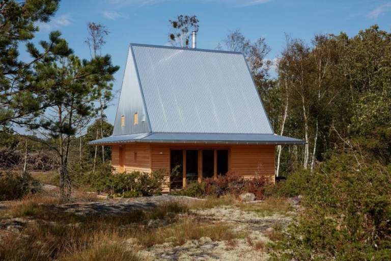 Studio Ellsinger Designs Hat-Shaped Cabin on Sweden’s West Coast Studio Ellsinger Designs Hat-Shaped Cabin on Sweden's West Coast
