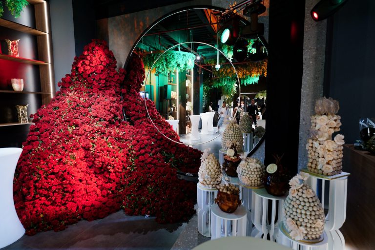Rose Art Dubai Marks Its Opening with a Unique Floral Installation of 20,000 Roses A beautifully crafted floral centerpiece with cascading roses and greenery, perfect for weddings, corporate events, and luxury home decor in Dubai.