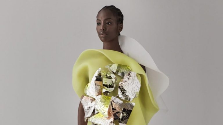 Ying Gao’s All Mirrors Clothing Reacts to Gaze Ying Gao’s All Mirrors Clothing Responds to the Observer’s Gaze