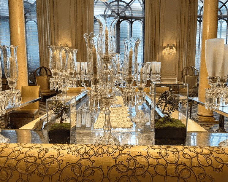 ARBOLIVIDA Redefines Luxury Interior Design with Nature-Infused Ecosystems Self-sustaining plantarium by ARBOLIVIDA, encased in crystal glass, featuring exotic plants and gold-infused substrate, displayed in a luxury interior setting.